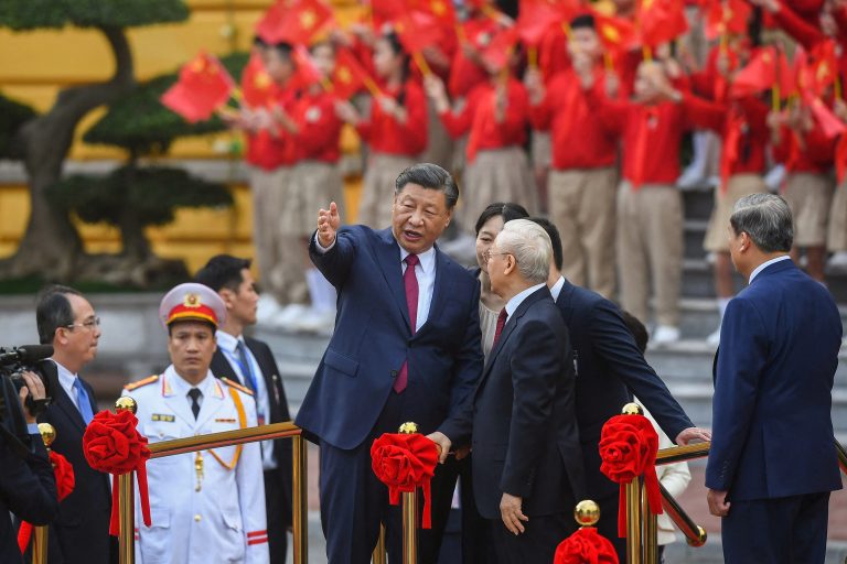 Nguyễn Phú Trọng (phải) tiếp đón Tập Cận Bình hôm 12/12/2023 tại Hà Nội. Ảnh: AFP/ Getty Images