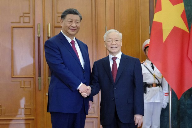 Chủ tịch Trung Quốc Tập Cận Bình và Tổng bí thư đảng Cộng Sản Việt Nam Nguyễn Phú Trọng tại Hà Nội vào ngày 12/12/2023. Ảnh: AFP