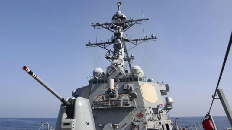 Tàu khu trục Mỹ USS Milius trong cuộc hải hành ở eo biển Đài Loan hôm 16/4/2023. Ảnh: AP