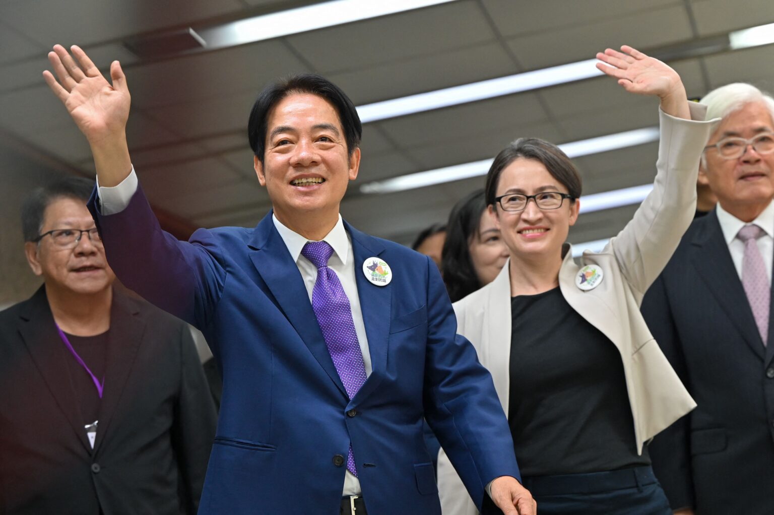 Phó Tổng Thống Lại Thanh Đức (William Lai, trái) và bà Tiêu Mỹ Cầm (Hsiao Bi-khim), đại diện Đài Loan tại Mỹ, trong liên danh đại diện đảng DPP đương quyền ứng cử cuộc bầu cử tổng thống đầu năm 2024. Ảnh: Sam Yeh/AFP via Getty Images