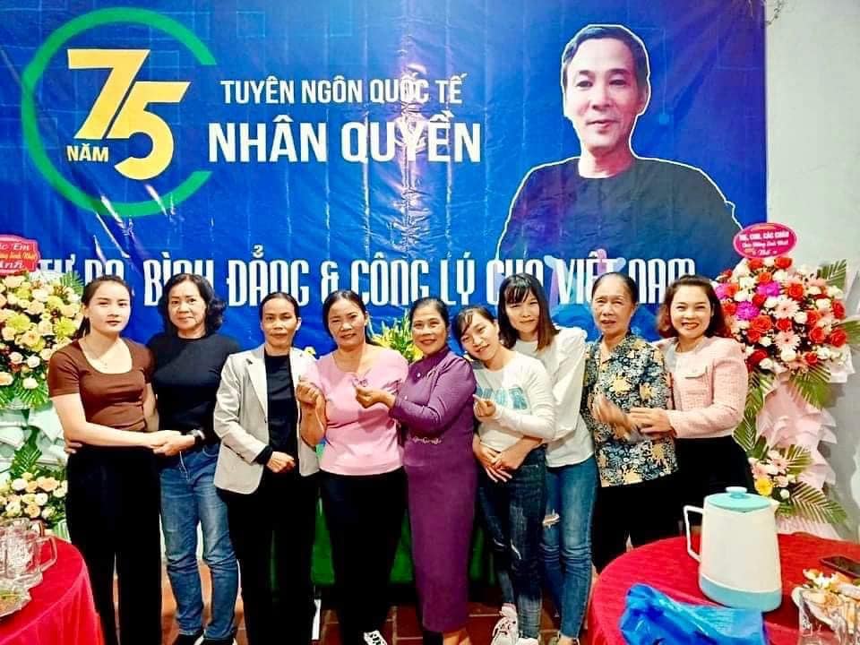 Các bà vợ TNLT chụp hình chung với gia đình chị Nguyễn Thị Quý trong tiệc mừng sinh nhật chồng chị - nhà hoạt động Lê Đình Lượng