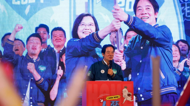 Ông Lại Thanh Đức (Lai Ching-te – bên phải), Phó Tổng thống Đài Loan, ứng viên tổng thống của Đảng Dân tiến (DPP) cầm quyền trong một cuộc vận động tranh cử ở Đài Bắc, Đài Loan ngày 29/12/2023. Ảnh: Reuter - Ann Wang