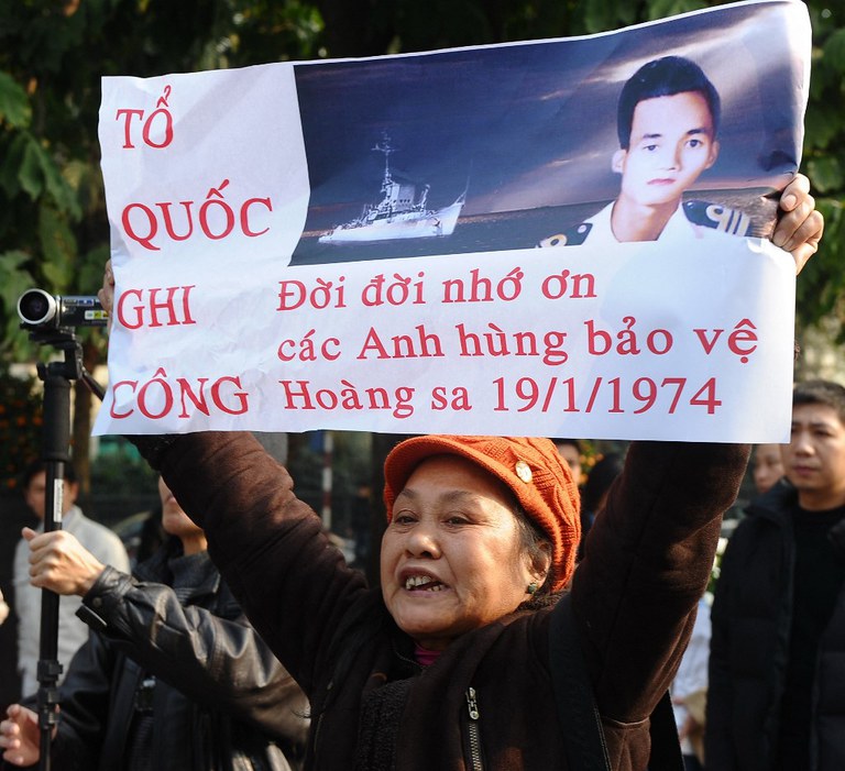 Người dân tưởng niệm 40 năm ngày Trung Quốc cưỡng chiếm quần đảo Hoàng Sa đang tranh chấp ở Biển Đông. Ảnh chụp ngày 19 tháng 1 năm 2014 tại Hà Nội. Ảnh: AFP