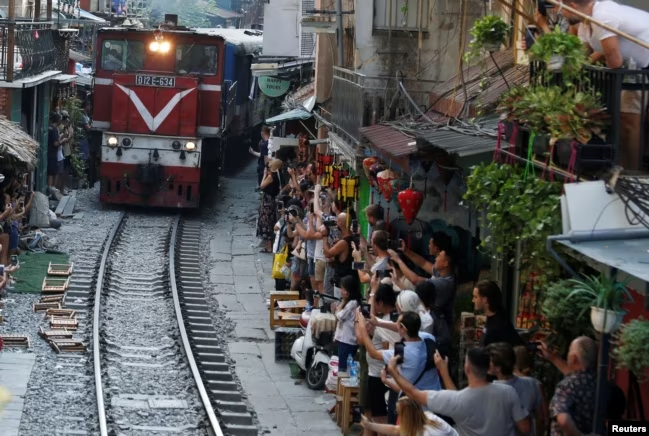 Đường sắt Việt Nam không thay đổi nhiều từ thời Pháp thuộc. Hình chụp ở Hà Nội, tháng 9/2019. Ảnh: Reuters