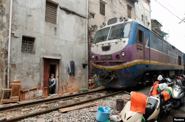 Tàu hỏa chạy sát nhà dân ở Hà Nội, tháng 12/2011. Reuters