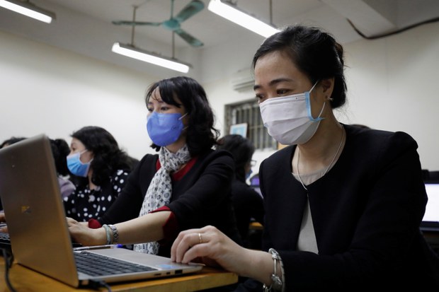 Giáo viên trường Chu Văn An, Hà Nội tham gia khóa đào tạo học trực tuyến, 14/2/2020. Ảnh: Reuters