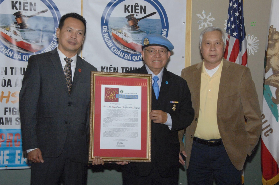 Ông Peter Phương Nguyễn (trái) trao Nghị quyết Của TNS Dave Cortese cho ông Hoàng Thế Dân, đại diện Cơ sở đảng Việt Tân vùng San Jose - Oakland, California