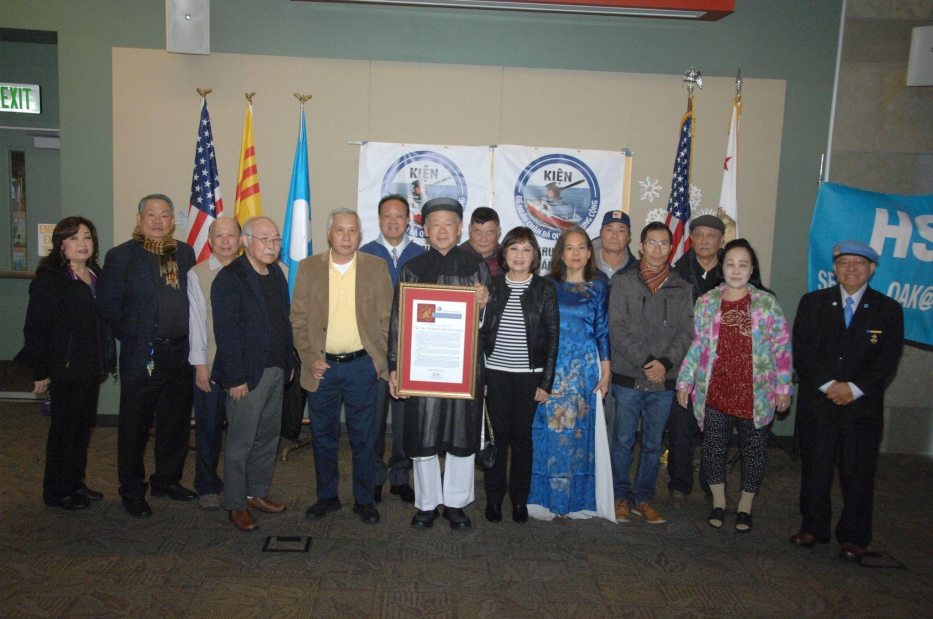 Một số thân hữu và đảng viên Việt Tân vùng San Jose - Oakland, California chụp hình lưu niệm với bản Nghị quyết