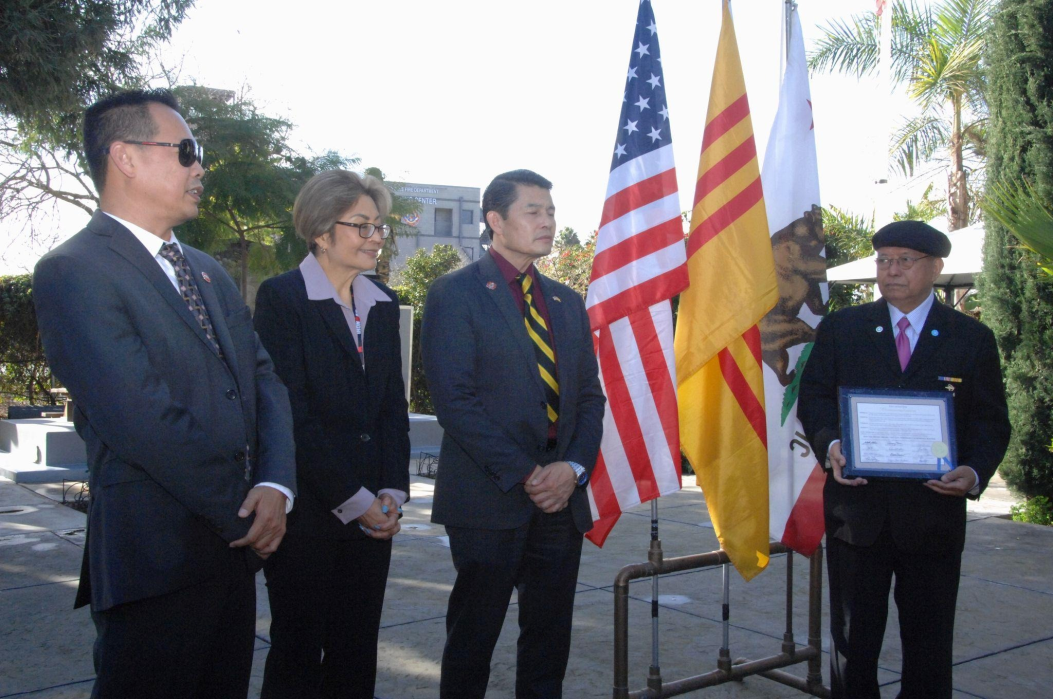 Phái đoàn đại diện Hội đồng Thành phố San Jose trao bản Nghị quyết cho ông Hoàng Thế Dân, đại diện Cơ sở đảng Việt Tân tại San Jose – Oakland