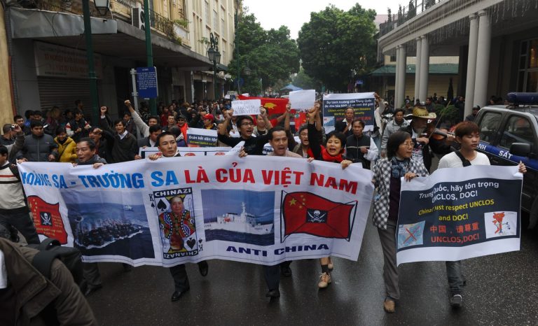 Dân chúng tại Hà Nội trong một lần mang biểu ngữ “Hoàng Sa-Trường Sa là của Việt Nam” biểu tình chống Trung Quốc tại Hà Nội ngày 9/12/2012. Ảnh: Hoàng Đình Nam/AFP/Getty Images