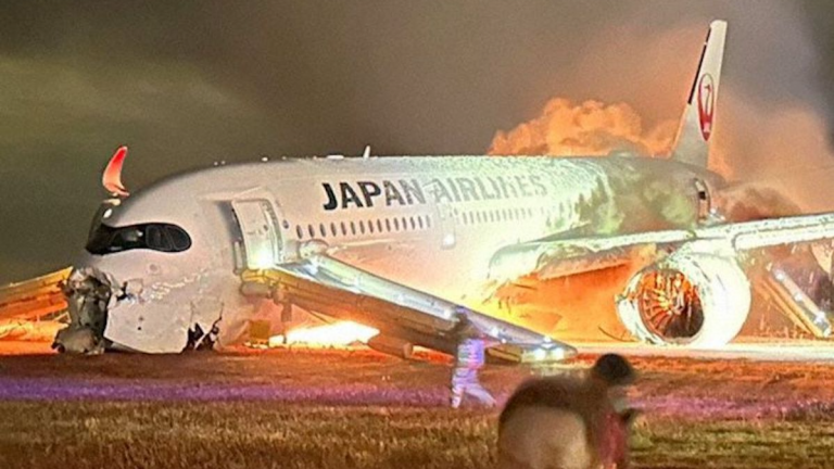 Chiếc máy bay của hãng Hàng không Nhật Bản bốc cháy sau khi va chạm với chiếc máy bay Lực lượng Phòng vệ Bờ biển Nhật trên phi đạo sau khi hạ cánh. Toàn bộ 359 hành khách và 20 nhân viên phi hành đoàn thoát hiểm an toàn, 5 trong số 6 nhân viên phi hành đoàn chiếc máy bay Phòng vệ Bờ biển thiệt mạng. Ảnh: live and lets fly blog