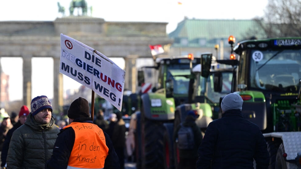 Nông dân Đức biểu tình trước Cổng thành Brandenburg ở Berlin, Đức, ngày 08/01/2024. Ảnh: AFP - John MacDougall