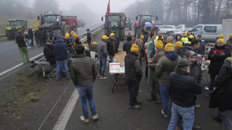 Nông dân Pháp phong tỏa đường cao tốc gần Agen (tây nam Pháp) ngày 27/01/2024. Ảnh: AP - Fred Scheiber