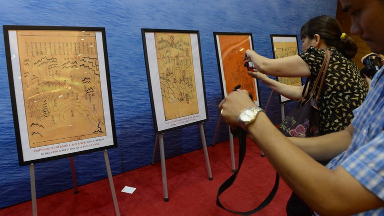Phóng viên quay phim, chụp ảnh tài liệu Hán Nôm thế kỷ 17-18 về chủ quyền của Việt Nam đối với quần đảo Hoàng Sa trên Biển Đông trong buổi họp báo do Viện Khoa học xã hội Việt Nam tổ chức (VASS) ngày 3/6/2014 tại Hà Nội. Ảnh: AFP