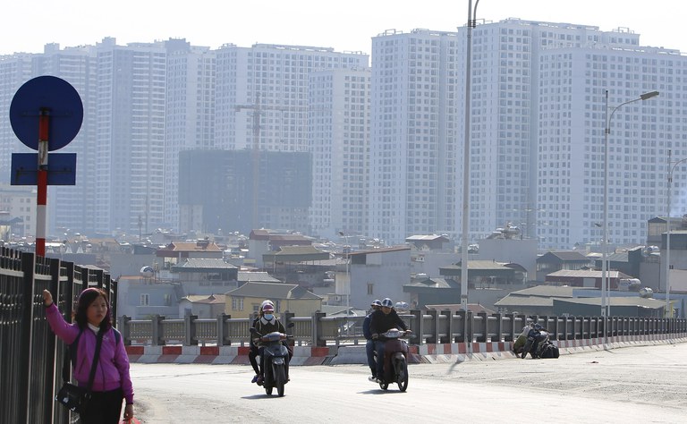 Các tòa nhà ở cao tầng mới xây dựng che kín đường chân trời ở Hà Nội, Việt Nam. Ảnh chụp năm 2016 bởi Tran Van Minh/AP
