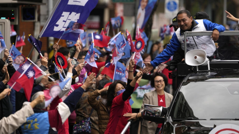 Ứng viên tổng thống Đài Loan của Quốc Dân Đảng, Hầu Hữu Nghi (trên xe) vận động tranh cử tại Đài Bắc, ngày 09/01/2024. Ảnh: AP - Ng Han Guan