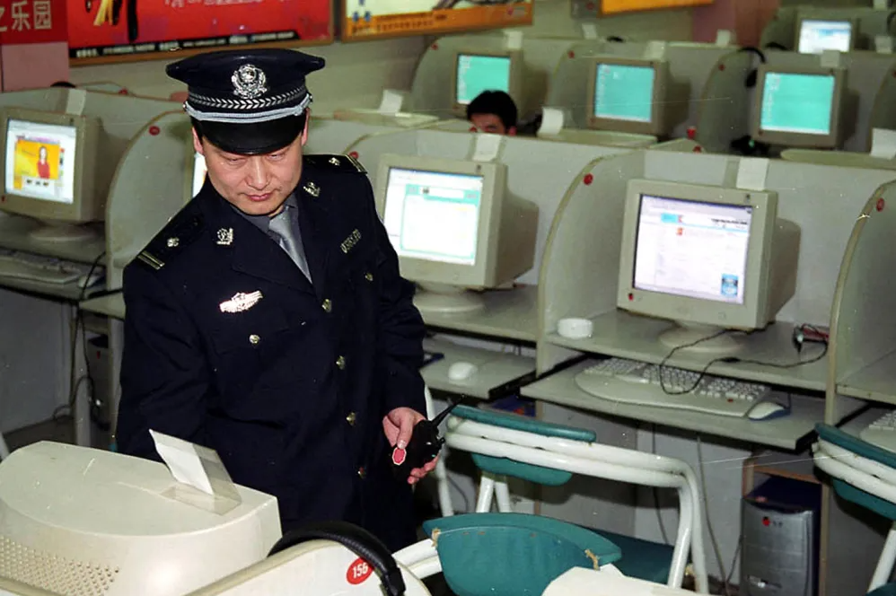 Một cảnh sát mạng đang tuần tra một Internet cafe ở Bắc Kinh tháng 6/2002. Ảnh: AFP via Getty Images