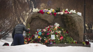 Người dân Nga tại Saint-Petersburg đặt hoa tưởng nhớ nhà đối lập Alexei Navalny, qua đời hôm 16/02/2024 trong nhà tù IK-3. Ảnh: AP - Dmitri Lovetsky