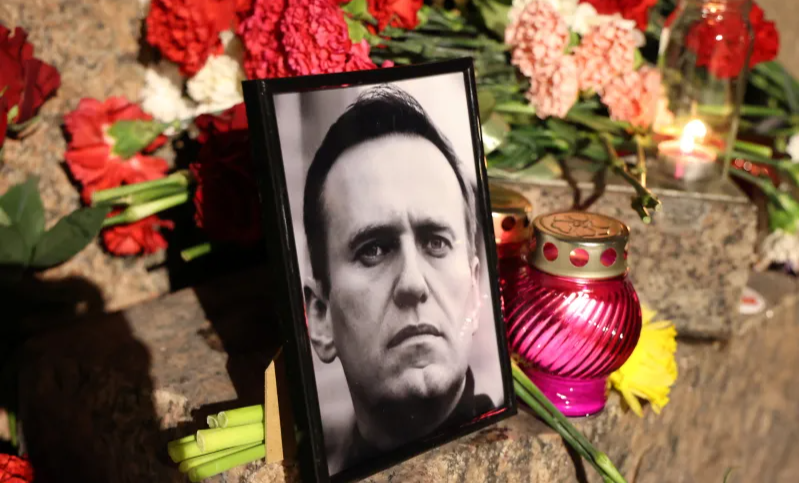 Dân Nga tưởng niệm lãnh tụ đối lập Alexei Navalny, tại St. Petersburg, Nga, 16/2/2024. Ảnh: Reuters