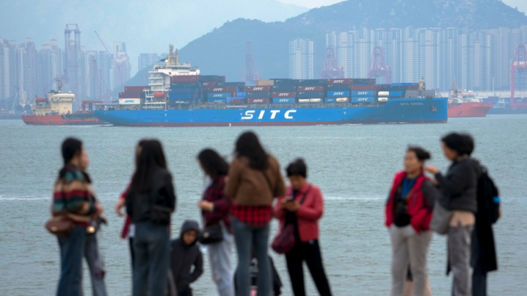 Một tàu container chở khách du lịch đi ngắm cảnh biển ở Hạ Môn, tỉnh Phúc Kiến, đông nam Trung Quốc hôm 26/12/2023. Một cuộc khảo sát với các nhà quản lý nhà máy ở Trung Quốc cho thấy hoạt động sản xuất bị thu hẹp vào tháng 12, dấu hiệu mới nhất cho thấy nền kinh tế lớn thứ hai thế giới vẫn trì trệ. Ảnh: AP/Andy Wong