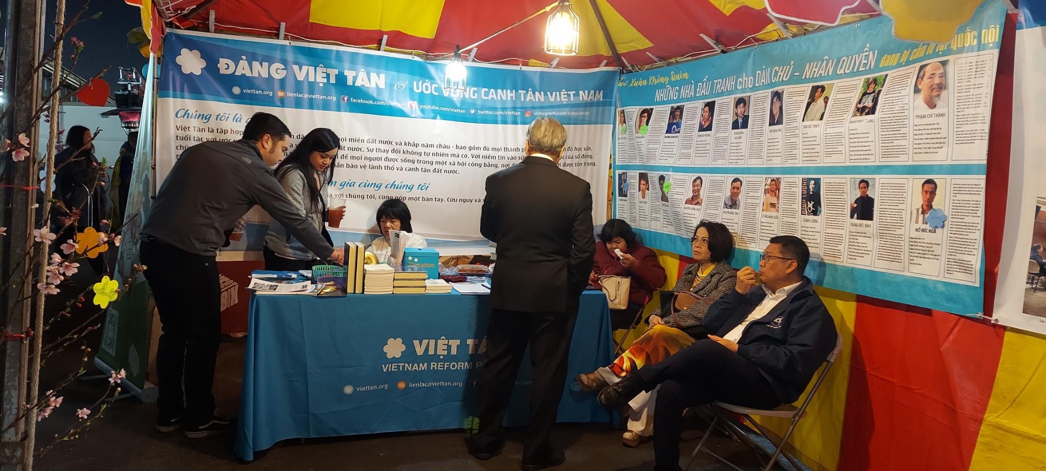 Một góc quầy thông tin của Việt Tân trong Hội chợ Tết Giáp Thìn 2024 do Tổng hội Sinh viên Việt Nam Nam California tổ chức