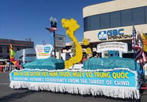Xe hoa Việt Tân với chủ đề “Bảo vệ Chủ quyền Việt Nam trước Nguy cơ Trung Quốc” diễn hành Tết Giáp Thìn tại Little Sài Gòn, California