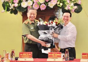 Ông Tô Lâm (trái) tặng hoa cho ông Võ Văn Thưởng khi ông này tham gia đảng ủy Công an Trung ương nhiệm kỳ 2020-2025 vào tháng Sáu, 2023. Ảnh: chinhphu.vn