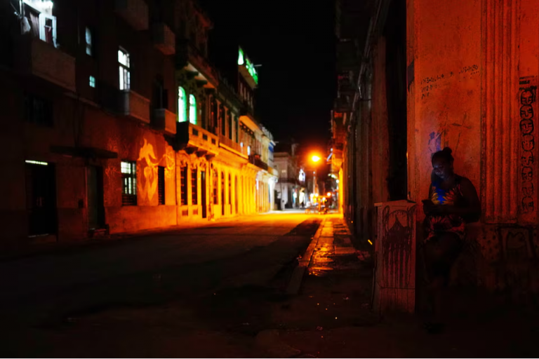 Một phụ nữ dùng điện thoại di động ở trung tâm thành phố Hanava, Cuba hôm 17/3/2024. Ảnh: Reuters/ Alexandre Meneghini