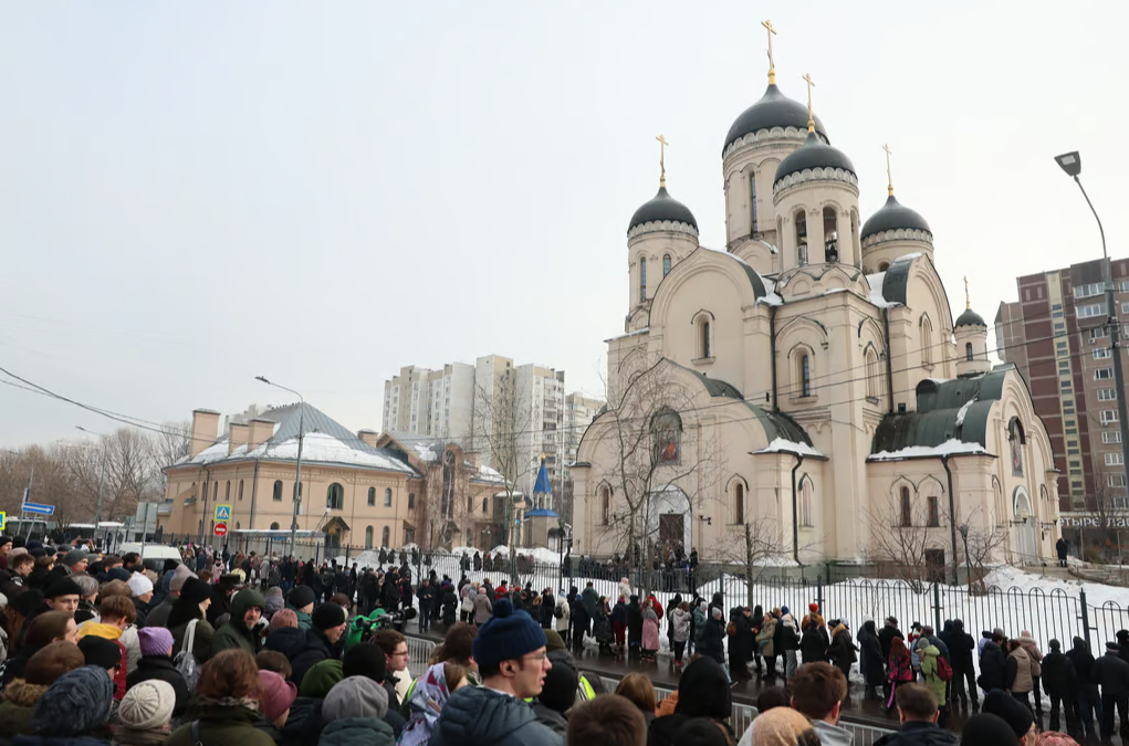 Thủ đô Moscow đã thu hút đám đông lớn nhất, nơi người già và người trẻ xếp hàng hàng giờ trong giá lạnh ở khu Marino, nơi Navalny sinh sống trước đây. Ảnh: Stringer/AFP via Getty Images