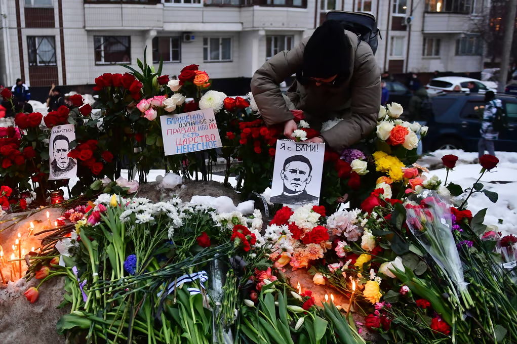 Ngay sau cái chết của Navalny đã chứng kiến ​​một cảm xúc dâng trào, người dân trên khắp nước Nga mang hoa đến đặt tại các tượng đài ghi nhớ cuộc đàn áp chính trị thời Liên Xô. Ảnh: Olga Maltseva/ AFP via Getty Images