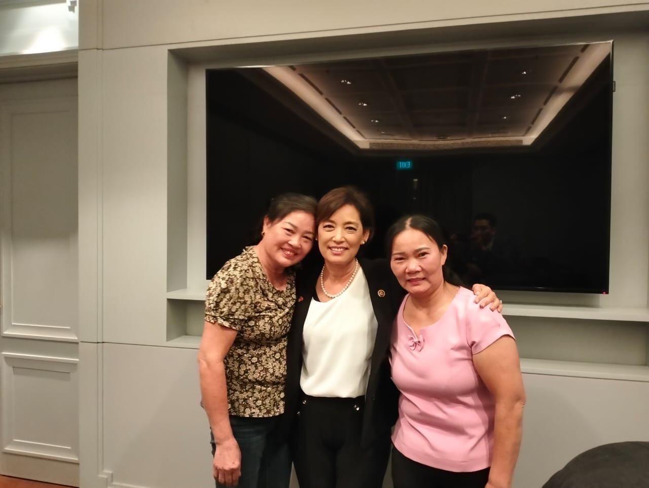 Bà Dân biểu Hoa Kỳ Young Kim (giữa) gặp chị Nguyễn Thị Quý (vợ TNLT Lê Đình Lượng) và chị Nguyễn Thị Lành (vợ TNLT Nguyễn Trung Tôn) tại Sài Gòn - tháng 1/2024