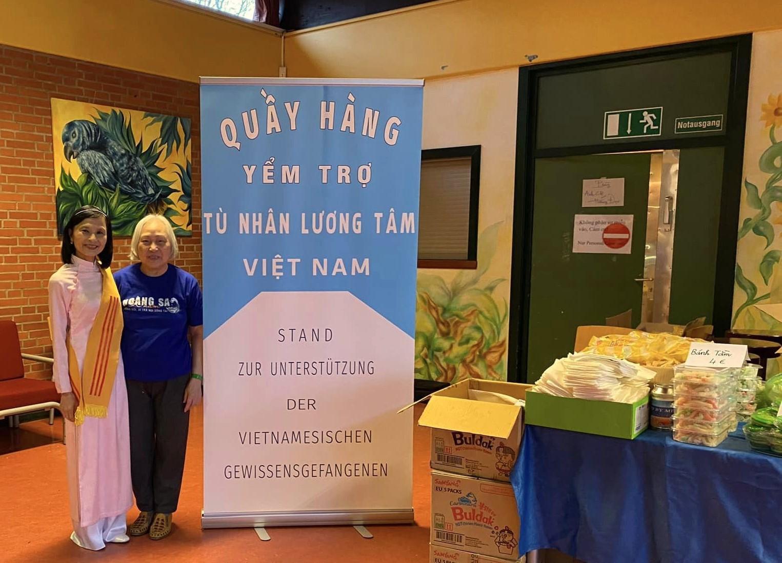 Một góc quầy hàng Yểm trợ Tù nhân Lương tâm Việt Nam tại buổi Văn nghệ Mừng Xuân tại thành phố Hamburg, Bắc Đức 17/2/2024