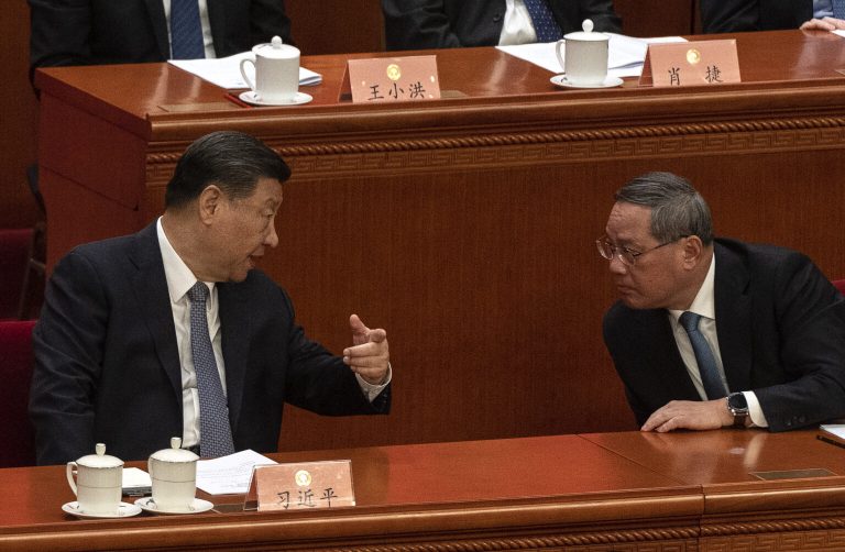 Chủ tịch Trung Quốc Tập Cận Bình (trái) và Thủ tướng Lý Cường tại cuộc họp Quốc Hội Trung Quốc hôm 4/3/2024. Ảnh minh họa: Kevin Frayer/Getty Images
