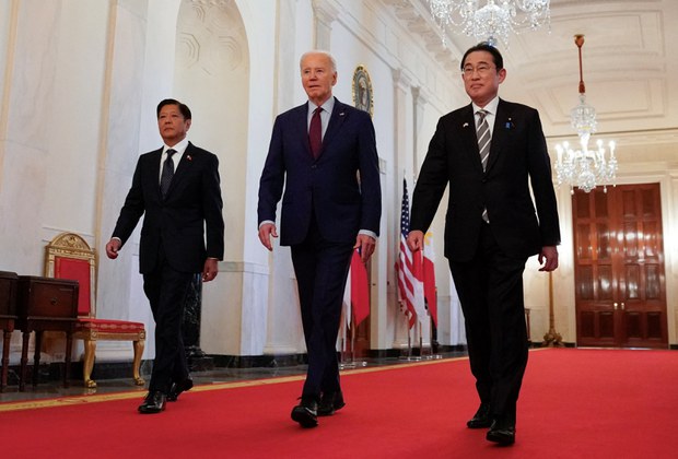 Lãnh đạo Hoa Kỳ (giữa), Nhật Bản (phải) và Philippines họp thượng đỉnh tại Washington DC hôm 11/4/2024. Ảnh: Reuters