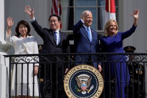 Tổng thống Biden và phu nhân (phải) và Thủ tướng Nhật Kishida và phu nhân tại White House 10/4/2024. Ảnh: AP/ Evan Vucci