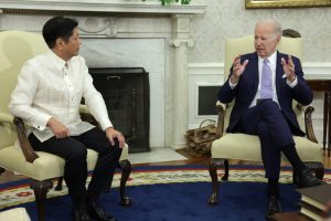 Tổng thống Mỹ Joe Biden (phải) tiếp Tổng thống Philippines Ferdinand Marcos Jr., tại Tòa Bạch Ốc hôm 1/5/2023. Ảnh minh họa: Alex Wong/ Getty Images