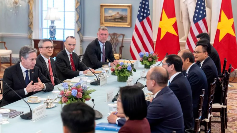 Ngoại trưởng Mỹ Antony Blinken, (trái) phát biểu trong cuộc gặp với Bộ trưởng Ngoại giao Việt Nam Bùi Thanh Sơn (thư tư từ trái sang) tại Bộ Ngoại giao Hoa Kỳ hôm 25/3/2024. Ành: Mark Schiefelbein - AP