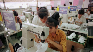 Công nhân tại một xưởng giày ở Sài Gòn. Ảnh minh họa: Reuters