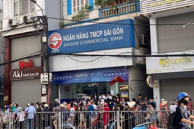 Người dân đổ xô rút tiền khỏi Ngân hàng SCB sau khi bà Trương Mỹ Lan bị bắt. Ảnh: FB Saigon Review