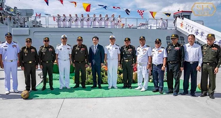 Hình chụp hôm 3/12/2023: Cựu Bộ trưởng Quốc phòng Campuchia Tea Banh (thứ 5 từ trái sang), Đại sứ Trung Quốc tại Campuchia Wang Wentian (thứ 6 từ trái sang) và Bộ trưởng Quốc phòng Campuchia Tea Seiha (thứ ba từ trái sang) chụp hình chung với các giới chức hải quân Trung Quốc và quân sự Campuchia trên một trong hai tàu Trung Quốc đậu tại Căn cứ hải quân Ream. Ảnh: AFP