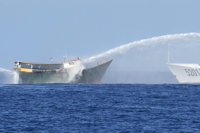 Tàu tiếp tế Unaizah May 4 của Philippines (trái) bị 2 vòi rồng của lực lượng hải cảnh Trung Quốc bắn khi đang cố gắng tiến vào khu vực Bãi Cỏ Mây (hay còn gọi là Bãi cạn Ayungin theo tiếng địa phương) trong khu vực Biển Đông đang tranh chấp. Ảnh chụp ngày 5/3/2024. Nguồn ảnh: AP/ Aaron Favila