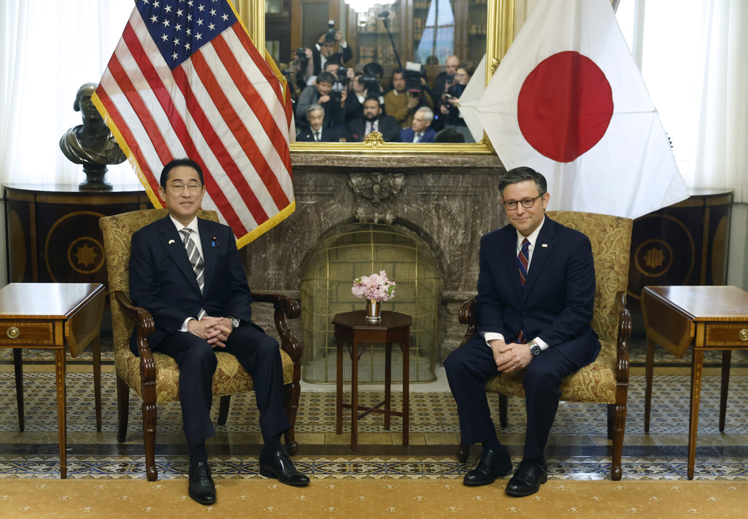 Chủ Tịch Hạ Viện Mike Johnson (phải) tiếp ông Fumio Kishida, thủ tướng Nhật, tại trụ sở Quốc Hội. Ảnh: Kevin Dietsch/Getty Images