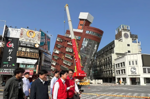 Phó Tổng thống Lại Thanh Đức (áo đỏ, thứ ba từ phải), tổng thống đắc cử của Đài Loan, sớm đến khảo sát tình hình thiệt hại ở huyện Hoa Liên sau trận động đất mạnh 7,2 độ Richter ngày 3/4/2024. Ảnh: Central News Agency via AFP