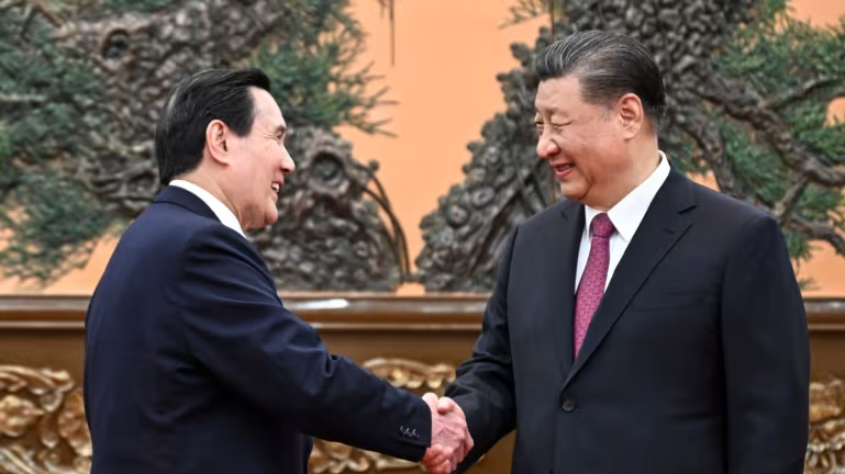 Mã Anh Cửu (trái) bắt tay Tập Cận Bình tại Bắc Kinh vào ngày 10/04/2024. Cuộc gặp của họ bị trì hoãn hai ngày, rất có thể là để nó trùng với hội nghị thượng đỉnh Nhật-Mỹ. Ảnh: AP