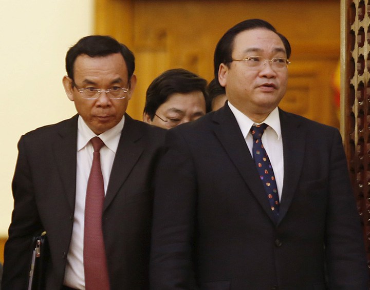Ông Nguyễn Văn Nên, ứng cử viên chức chủ tịch nước Việt Nam (bên trái) rời một cuộc họp tại Văn phòng Chính phủ ở Hà Nội, ngày 6/4/2015. Ảnh Khâm/Reuters