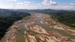 Dòng Mekong cách đập Xayaburi hơn 297 km trong tình trạng khô nước nghiêm trọng. Ảnh: National Geographic