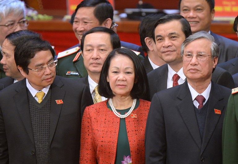 Ủy viên Bộ Chính trị Trương Thị Mai, áo đỏ, đứng trên bục phát biểu tại lễ bế mạc đại hội đại toàn quốc đảng Cộng sản Việt Nam tại Hà Nội, ngày 28/1/2016. Ảnh: Hoàng Đình Nam/ AP