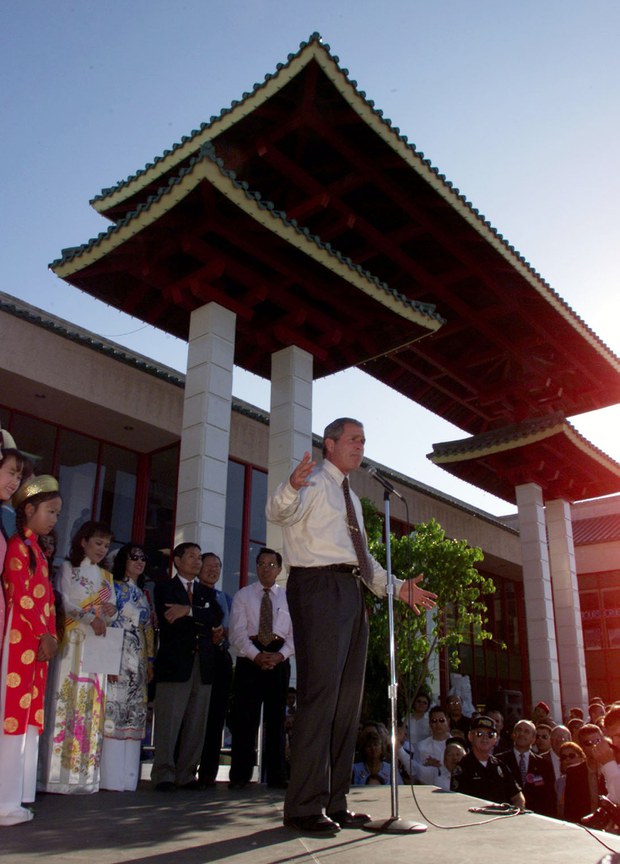 Tại khu thương mại Phước Lộc Thọ ở Sài Gòn Nhỏ, California, cựu Tổng thống George W. Bush đang phát biểu tranh cử trước các cử tri người Mỹ gốc Việt, ngày 13/9/2000. Ảnh minh họa: Reuters