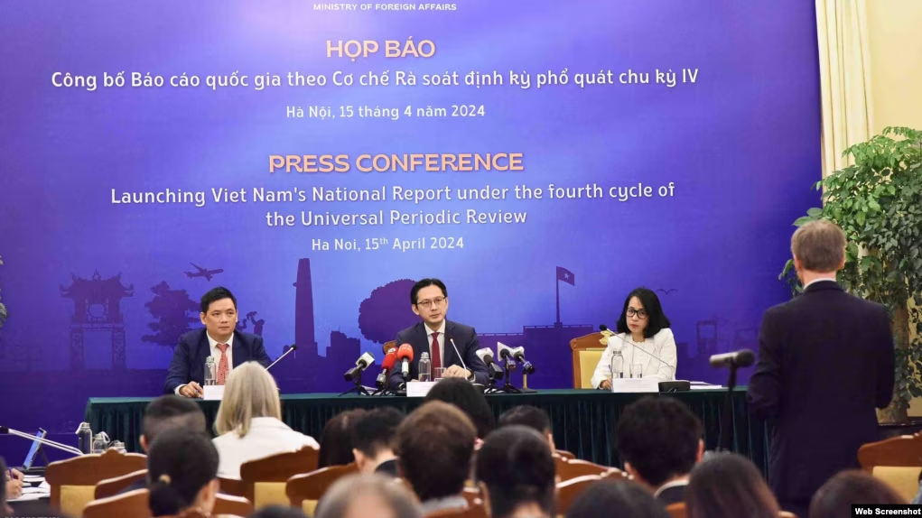 Bộ Ngoại giao Việt Nam họp báo công bố báo cáo quốc gia theo cơ chế rà soát định kỳ phổ quát chu kỳ 4 (UPR), ngày 15/4/2024. Ảnh chụp Báo Tin Tức