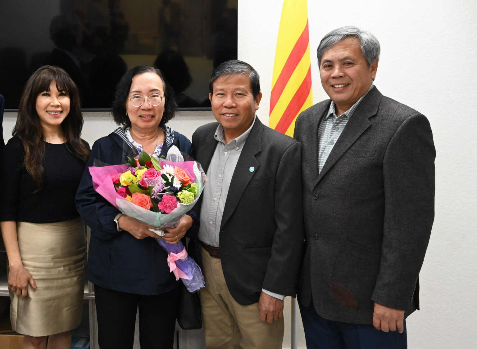 Từ trái, TS Đông Xuyến, ông bà Châu Văn Khảm và ông Trần Trung Dũng, đại diện Cơ sở Việt Tân Orange County, Nam California. Ảnh: Văn Lan/ Người Việt